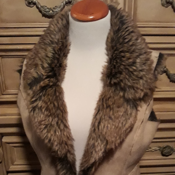 Vest - Picture 2 of 7